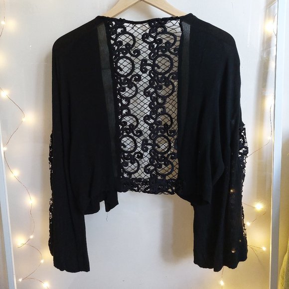 Black lacy shawl - Picture 2 of 9